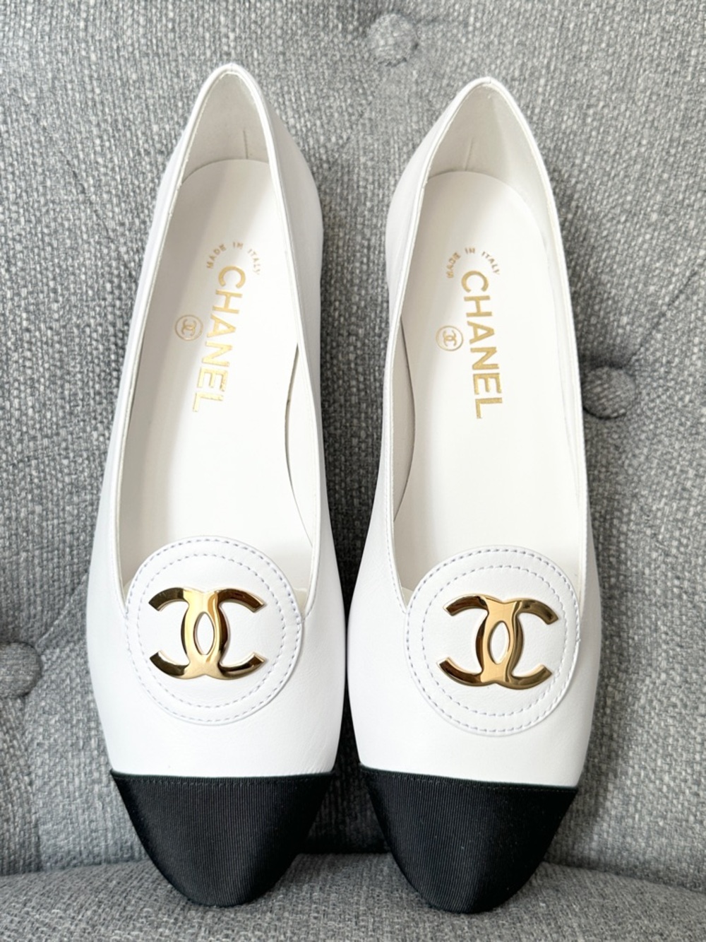 CHANEL S/S 2026 GOLD CC WHITE CALFSKIN LEATHER BLACK GROSGRAIN MOCCASINS FLAT 38 - Picture 7 of 15